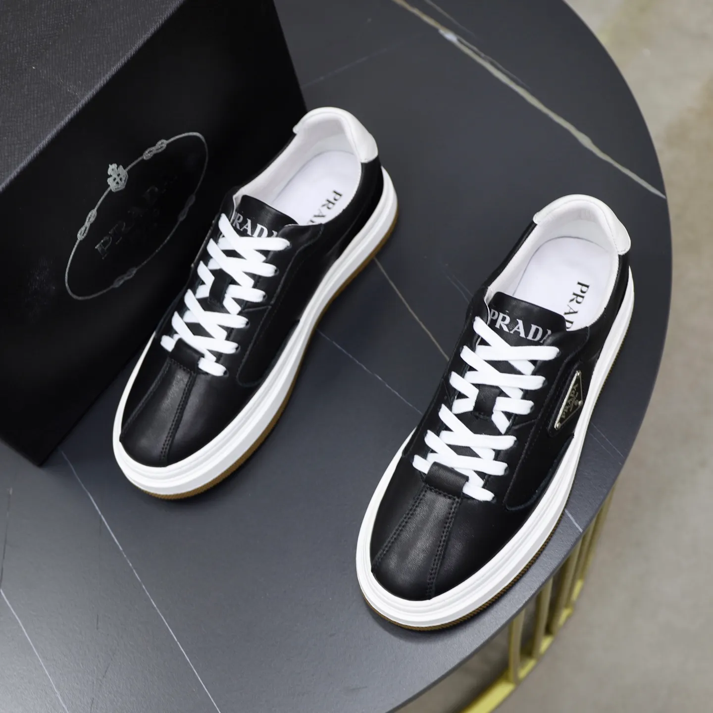 Ex-factory price: 440💰🙅‍♂️🙅‍♂️🙅‍♂️ Brand: PRADA Standard code: 38–44 (45 can be customized) Grade: Same as the official website Material: Original cowhide fabric Comfortable pigskin lining Lightweight wear-resistant outsole Style category: Men's fashionable casual shoes and boots Running sports shoes Distinguished luxury brand elements Top luxury Color: actual picture color